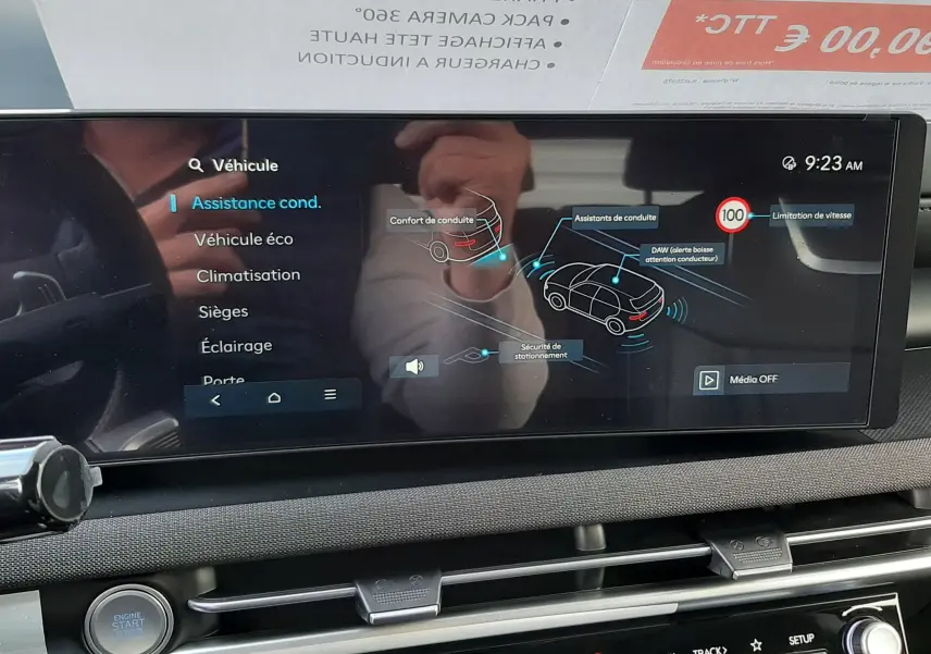 Écran tactile intérieur du Hyundai Tucson 2025 montrant les assistants de conduite et réglages du véhicule.