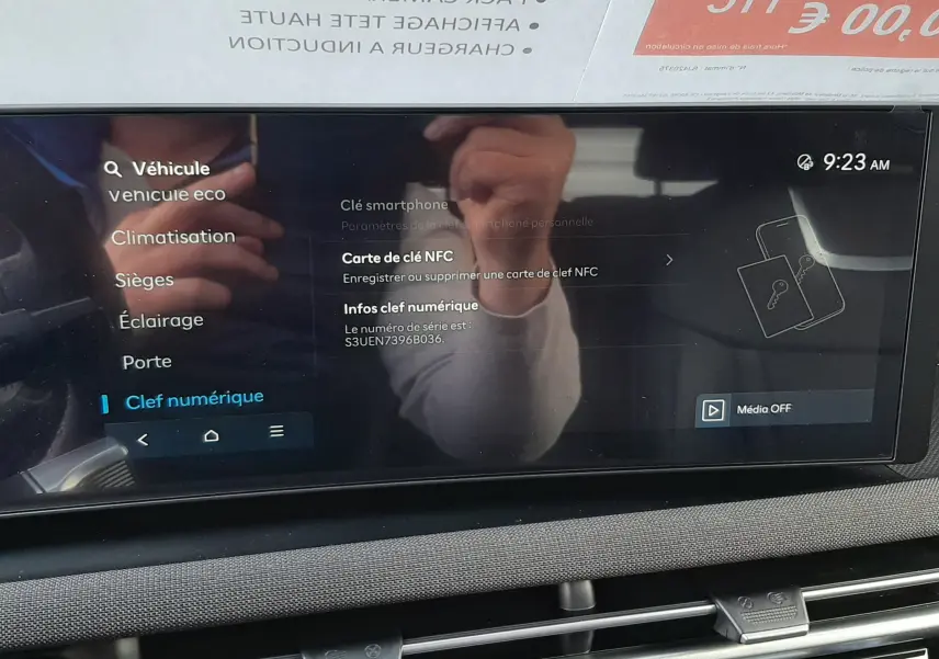 Écran tactile intérieur du Hyundai Tucson 2025 affichant la fonction clé numérique avec commandes et boutons visibles.