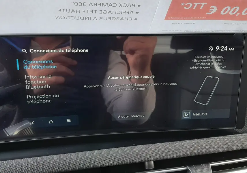 Écran tactile central du Hyundai Tucson 2025 affichant les connexions Bluetooth, avec tableau de bord noir moderne.