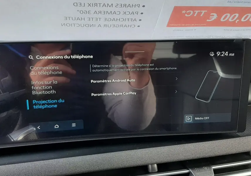 Écran tactile central du Hyundai Tucson 2025 affichant les options de connexion téléphone Android Auto et Apple CarPlay.
