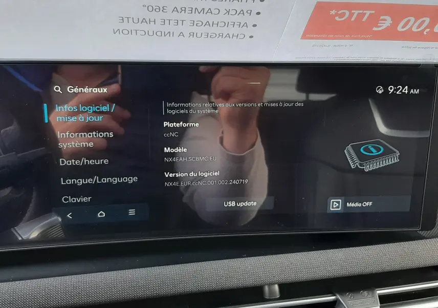 Écran tactile central affichant le menu logiciel du Hyundai Tucson 2025, intérieur noir moderne avec commandes intégrées.