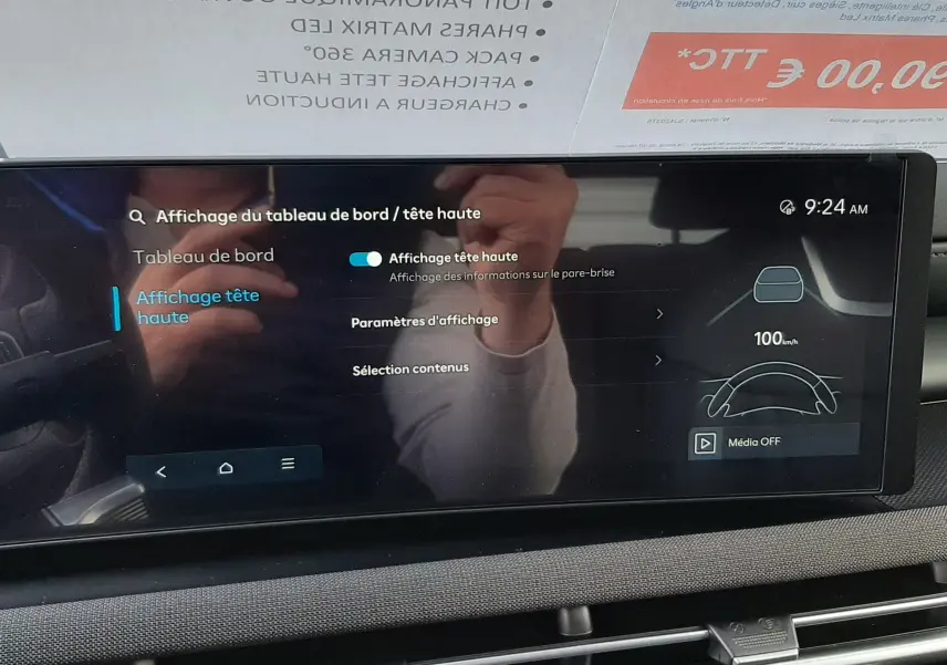 Écran tactile central du Hyundai Tucson 2025 affichant les réglages du tableau de bord tête haute, intérieur noir moderne.