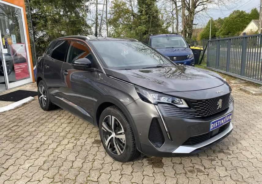 Peugeot 3008 gris foncé vue 3/4 avant, calandre GT chromée et projecteurs Full LED visibles.
