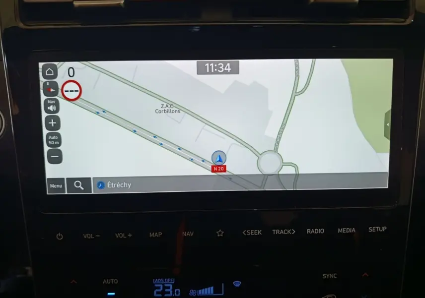Écran tactile central affichant la navigation, intérieur noir du Hyundai Tucson marron vue de face.