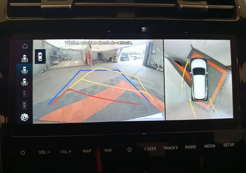 Écran tactile du Hyundai Tucson 2022 montrant la caméra de recul et la vue à 360° en stationnement