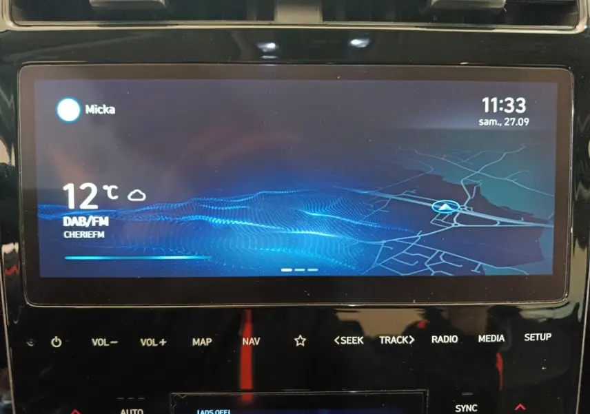 Écran tactile 10,3 pouces du tableau de bord du Hyundai Tucson marron, affichant navigation et météo