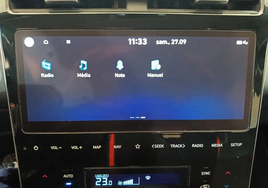 Écran tactile central du Hyundai Tucson 2022 affichant les menus radio, média, note et manuel en intérieur noir.
