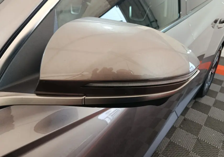 Rétroviseur droit marron du Hyundai Tucson 2022 1.6 PHEV avec clignotant intégré, vue rapprochée côté conducteur.