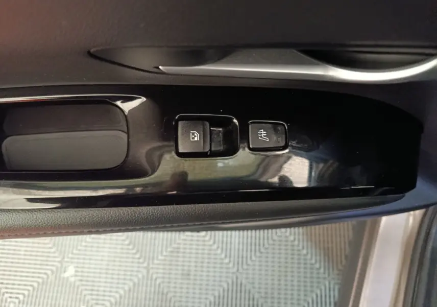 Gros plan sur les boutons de commande de la portière côté conducteur du Hyundai Tucson marron 2022.