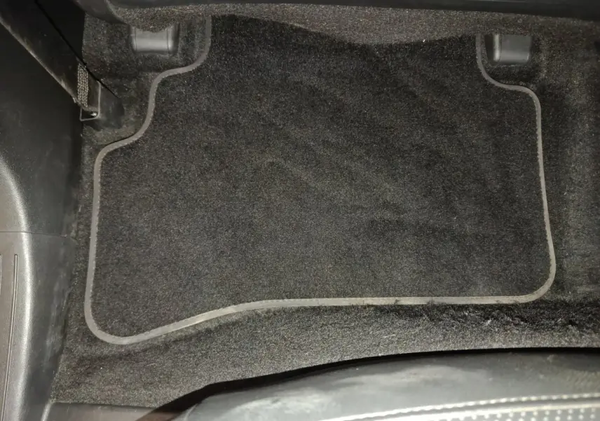 Tapis de sol noir côté conducteur du Hyundai Tucson 2022 hybride rechargeable vue intérieure basse.