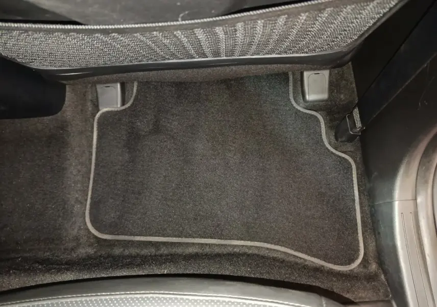 Tapis de sol noir côté passager avant du Hyundai Tucson 2022 hybride rechargeable vue intérieure rapprochée.