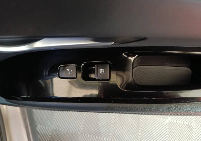 Gros plan sur les commandes de verrouillage et désembuage sur la porte intérieure côté conducteur du Hyundai Tucson marron 2022.