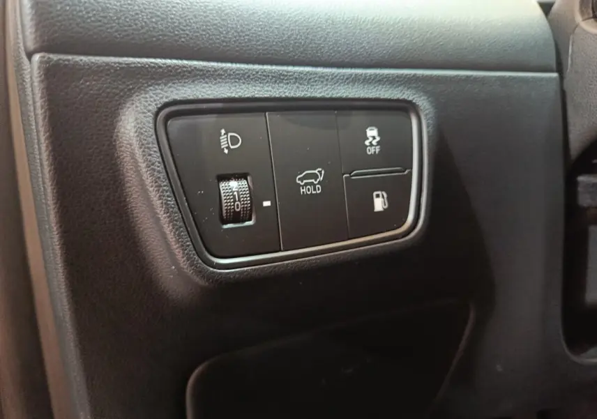 Gros plan sur les commandes noires du tableau de bord du Hyundai Tucson 2022 hybride rechargeable.