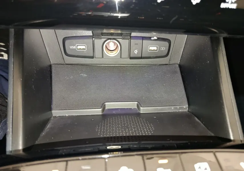 Espace de rangement avec ports USB, prise 12V et zone de recharge sans fil dans le Hyundai Tucson marron 2022.