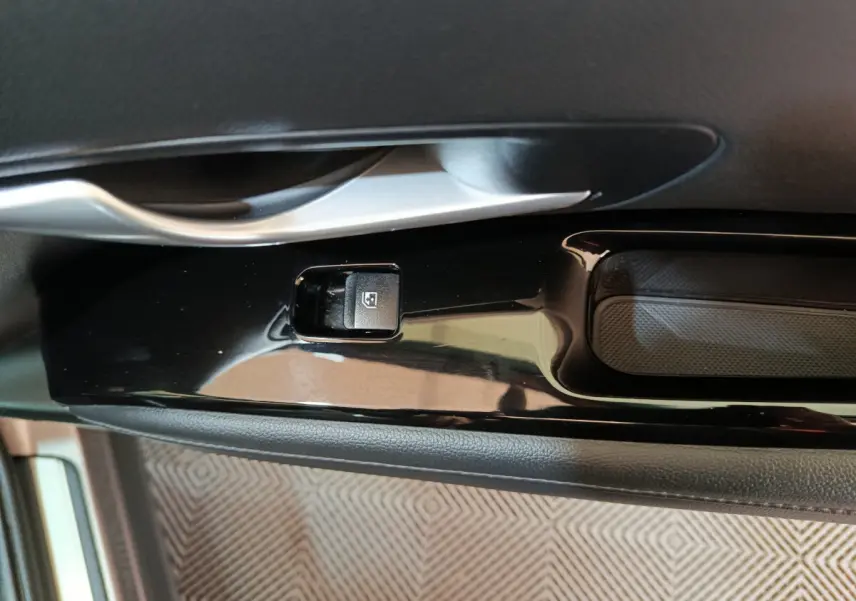 Bouton de verrouillage des vitres sur la portière côté gauche intérieure d’un Hyundai Tucson marron 2022.