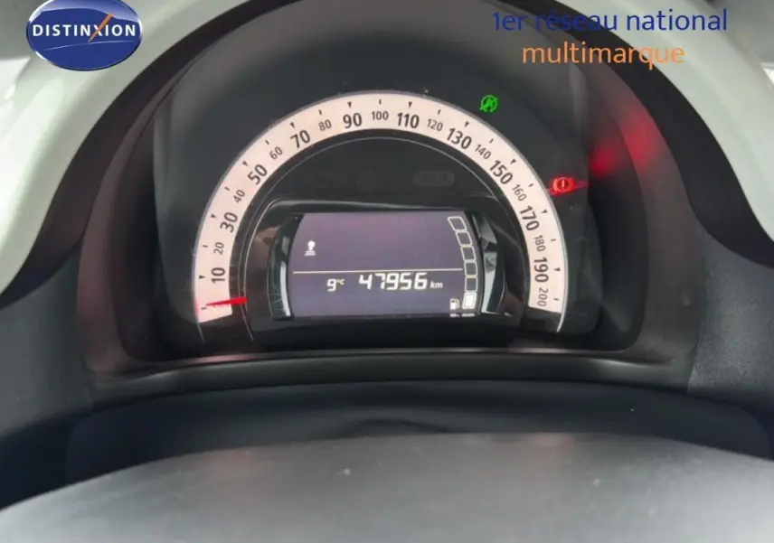 Vue rapprochée du tableau de bord de la Renault Twingo III gris foncé, affichant le compteur et l'odomètre à 47956 km.