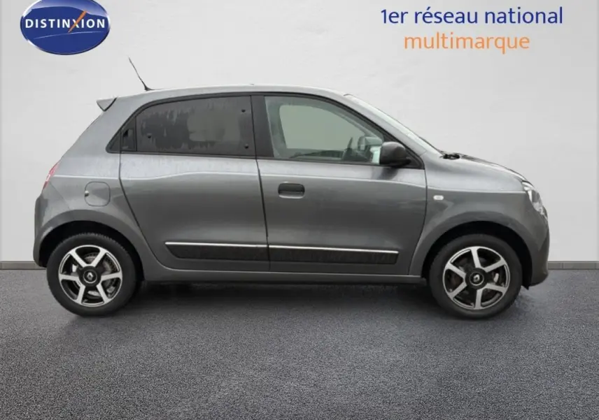 Profil côté gauche d'une Renault Twingo III gris foncé avec jantes alliage 15 pouces et vitres surteintées.