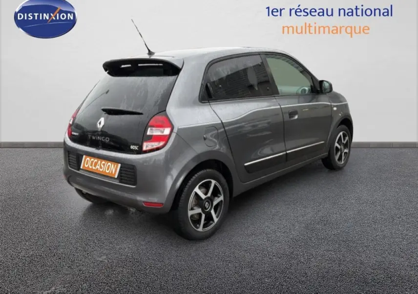 Vue 3/4 arrière droite d'une Renault Twingo III gris foncé avec vitres surteintées et jantes alliage noires.