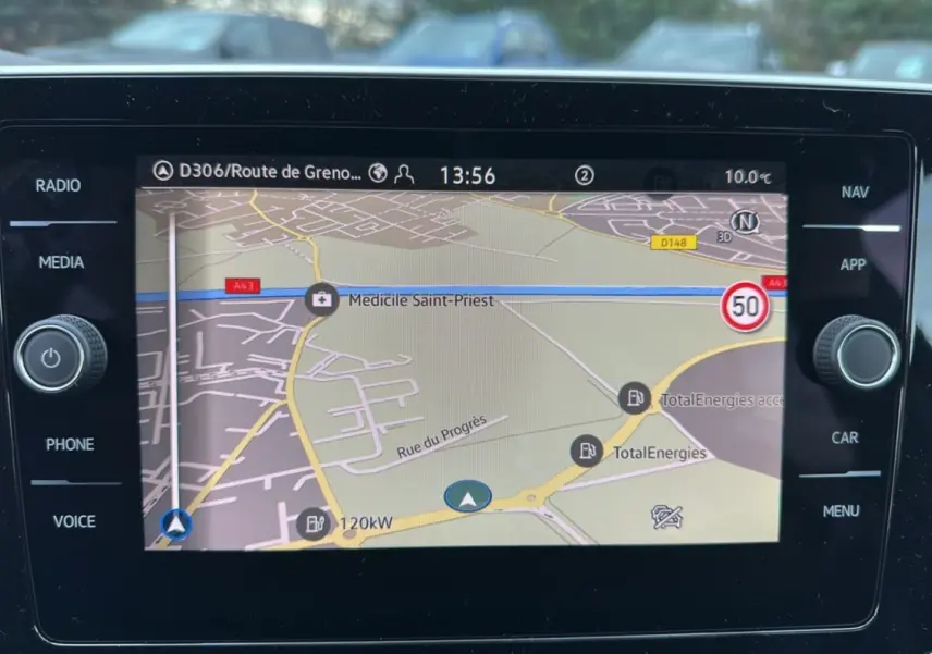 Écran tactile de navigation du Volkswagen T-Cross 2025 affichant une carte avec itinéraire et indications routières.