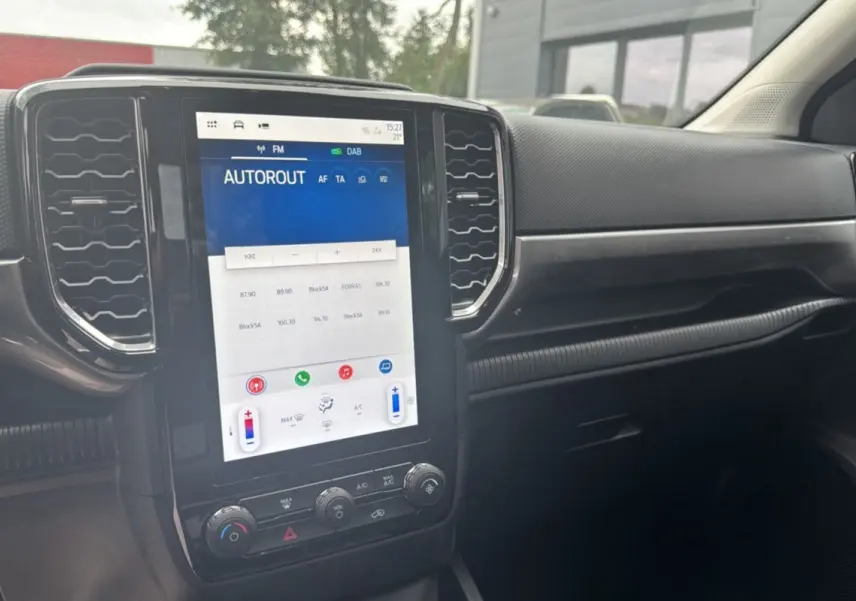 Vue rapprochée de la console centrale du Ford Ranger 2026, écran tactile vertical et tableau de bord noir.