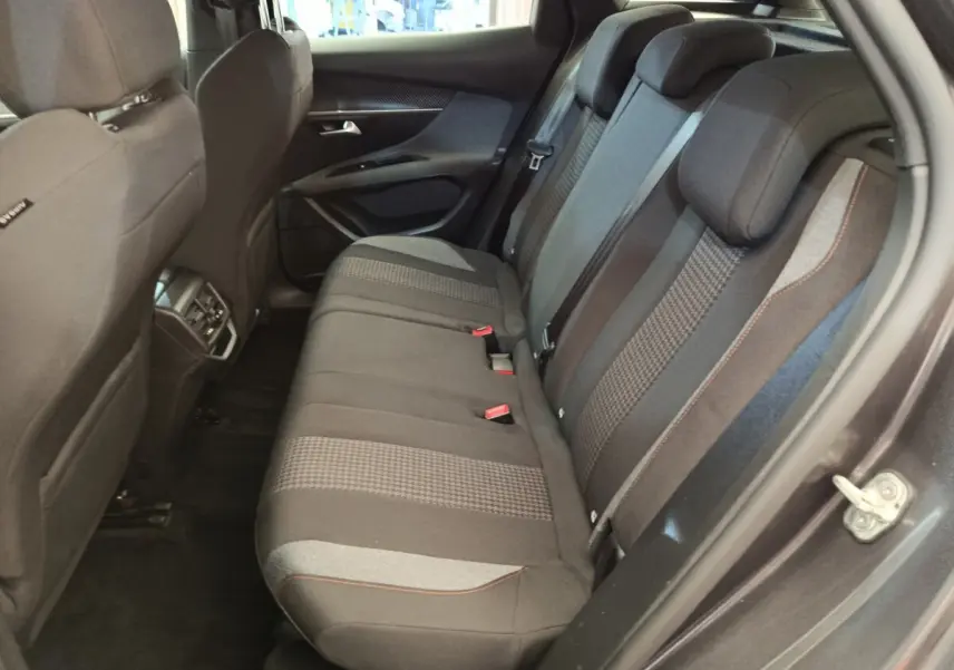 Vue intérieure côté droit des sièges arrière gris foncé du Peugeot 3008 2022 avec détails de tissu et appuie-têtes intégrés.