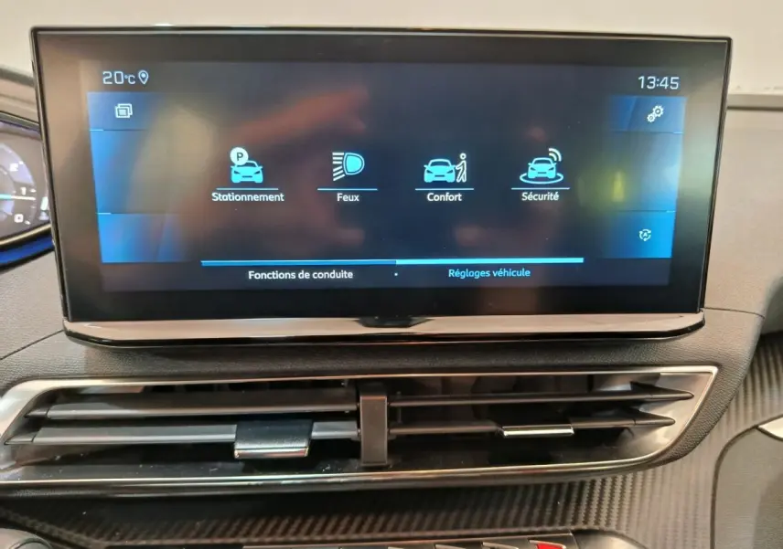 Écran tactile central affichant les réglages du véhicule, avec ventilation intégrée, intérieur Peugeot 3008 gris foncé.