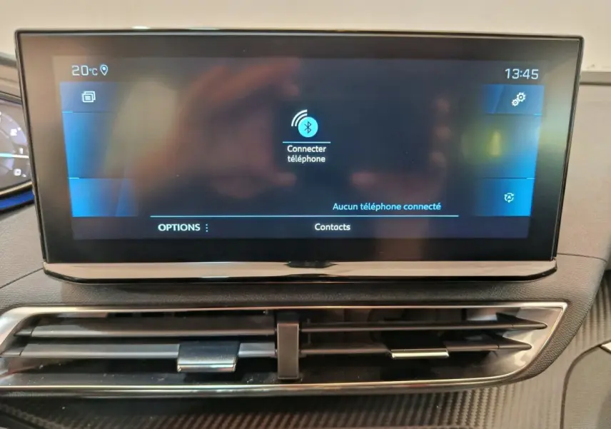 Écran tactile central affichant la connexion Bluetooth, tableau de bord intérieur du Peugeot 3008 gris foncé.