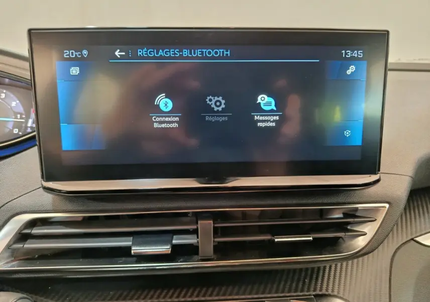 Écran tactile central du tableau de bord du Peugeot 3008 gris foncé, affichant les réglages Bluetooth.