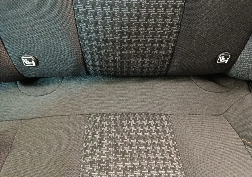 Gros plan sur la banquette arrière noire du Peugeot 3008 avec logos Isofix visibles sur les appuie-têtes.