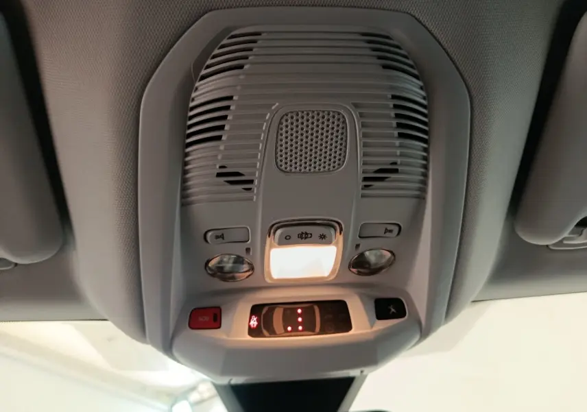 Vue en contre-plongée du plafonnier gris clair avec commandes d’éclairage et bouton SOS du Peugeot 3008 2022.