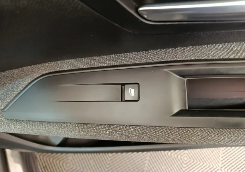 Gros plan sur le bouton de commande de la ventilation additionnelle côté passager du Peugeot 3008 gris foncé, intérieur tissu noir.