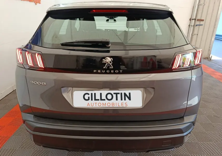 Vue arrière d’un Peugeot 3008 gris foncé avec feux arrière LED caractéristiques et logo lion central.
