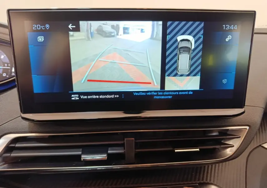 Écran tactile du tableau de bord du Peugeot 3008 gris foncé affichant la caméra de recul et l’aide au stationnement.