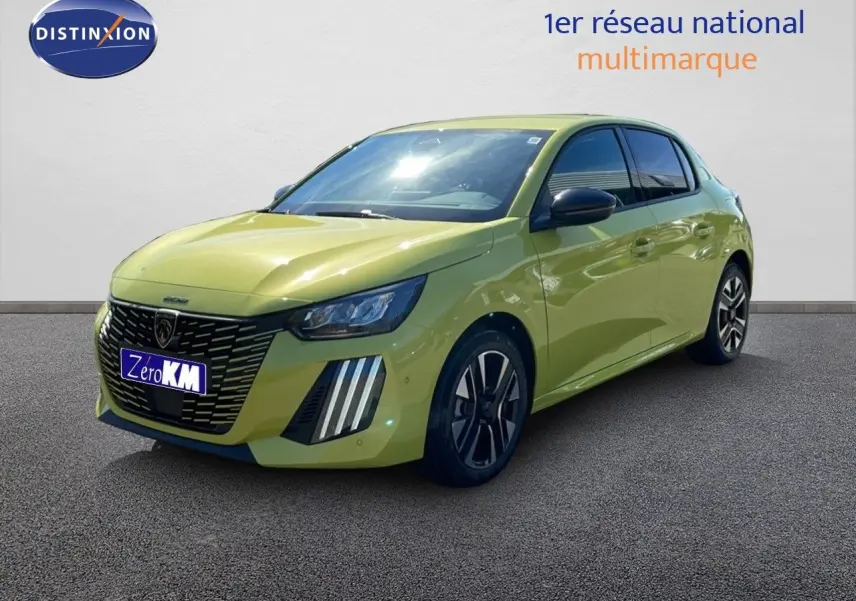 Peugeot 208 hybride jaune Agueda métal vue 3/4 avant droit, avec calandre noire et feux LED verticaux distinctifs.