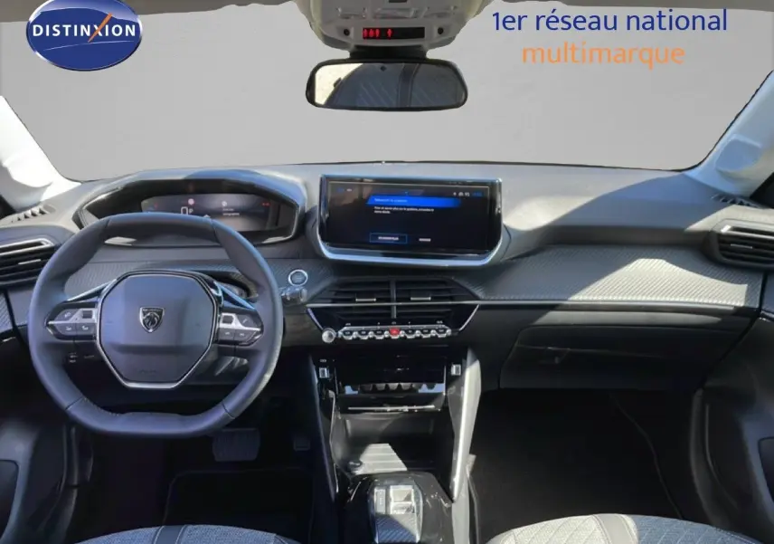 Vue intérieure avant du tableau de bord et volant du Peugeot 208 Hybrid 110ch Allure avec écran tactile et finitions noires.