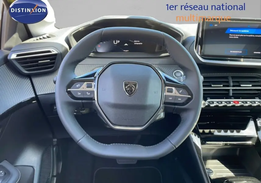 Vue rapprochée du volant multifonction noir et du tableau de bord numérique de la Peugeot 208 Hybrid 110ch 2026.