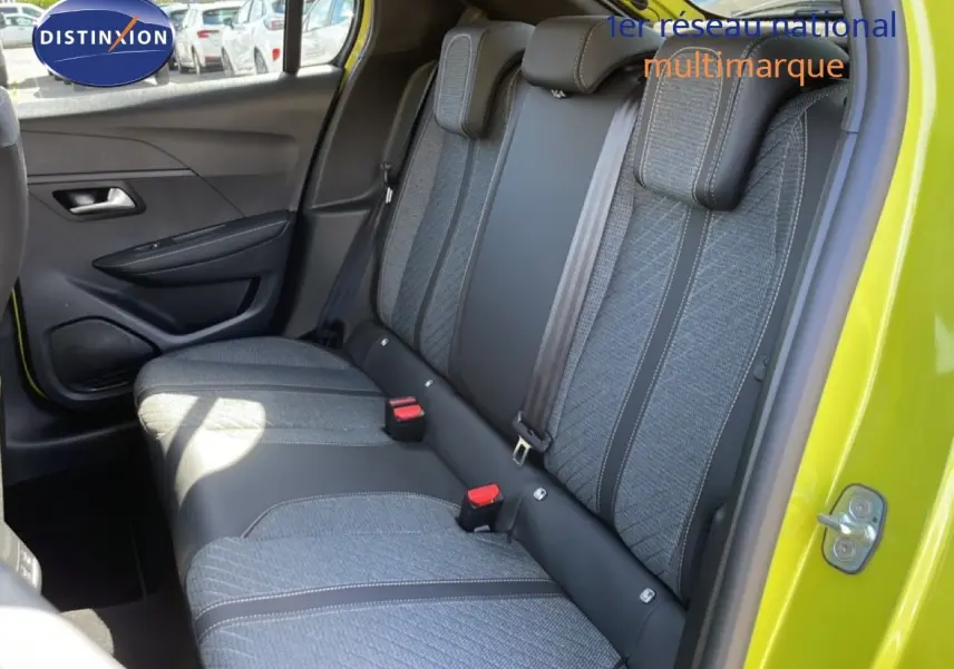 Vue intérieure côté droit des sièges arrière en tissu gris avec surpiqûres, porte ouverte sur Peugeot 208 jaune Agueda Metal.