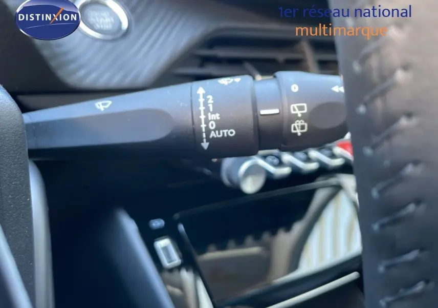 Gros plan sur la commande d'essuie-glace à gauche du volant d'une Peugeot 208 jaune Agueda Metal de 2026.