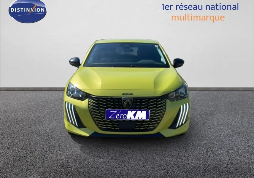 Peugeot 208 Hybrid jaune Agueda métal vue de face avec calandre noire et feux LED distinctifs allumés.