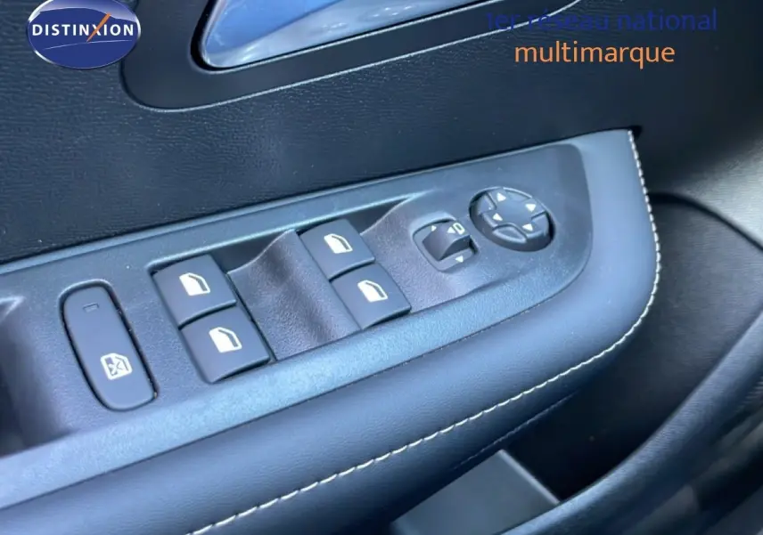 Gros plan sur les commandes de lève-vitres et rétroviseurs côté conducteur de la Peugeot 208 jaune Agueda Metal.