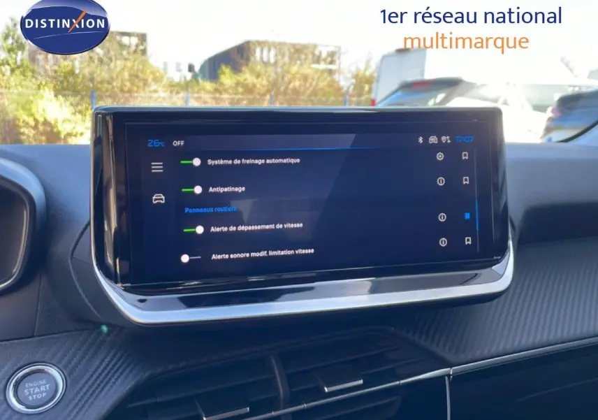 Vue intérieure centrée sur l’écran tactile du tableau de bord de la Peugeot 208 jaune Agueda Metal, version hybride 2026.