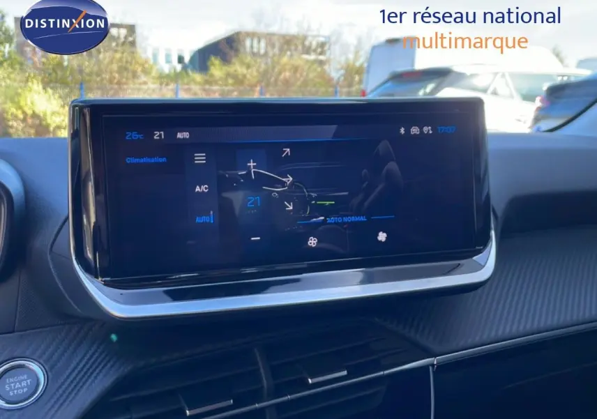 Écran tactile central du tableau de bord de la Peugeot 208 Hybrid 110ch, affichant la climatisation en intérieur.