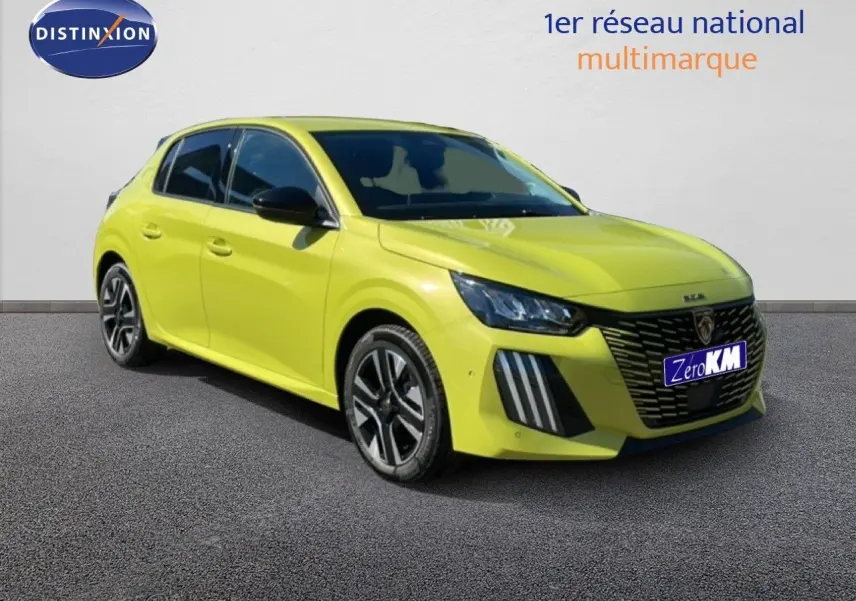 Peugeot 208 Hybrid jaune Agueda métal vue 3/4 avant droit avec calandre noire et jantes alliage.