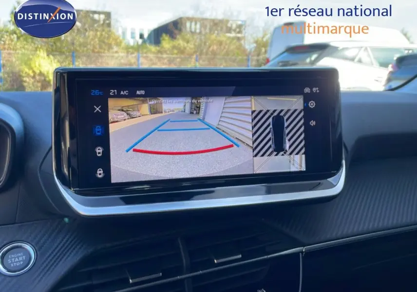 Écran tactile intérieur montrant la caméra de recul et vue 360° du Peugeot 208 jaune Agueda Metal.