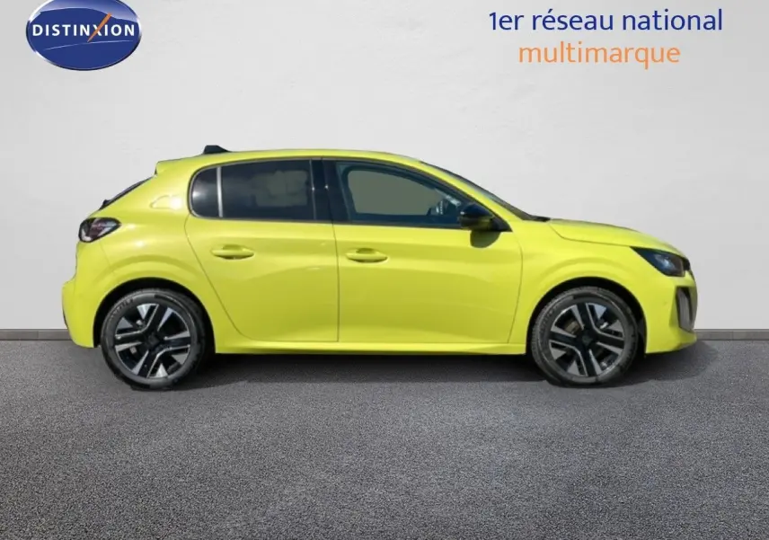Profil droit d'une Peugeot 208 hybride jaune Agueda Métal, avec jantes alliage et vitres teintées, sur fond neutre.