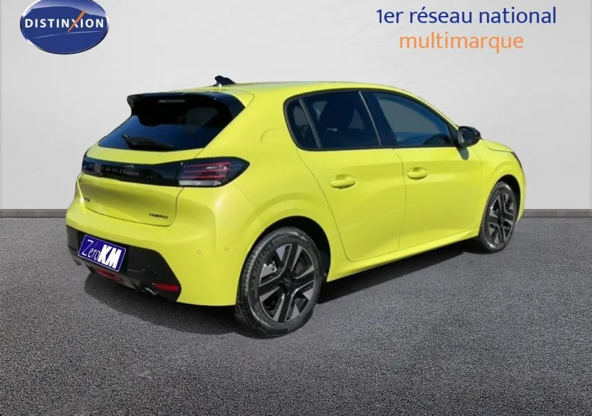 Peugeot 208 Hybrid jaune Agueda métal vue 3/4 arrière côté droit sur sol gris devant un mur blanc.