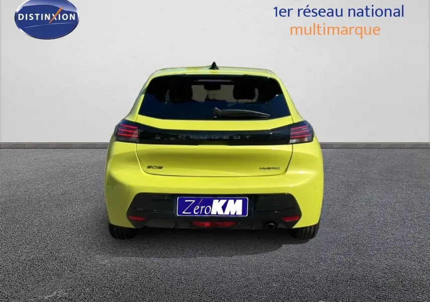 Vue arrière d'une Peugeot 208 Hybrid jaune Agueda Métal avec feux LED et logo noir brillant sur fond blanc.
