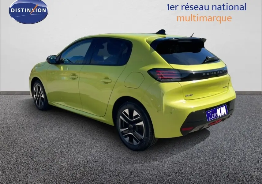 Peugeot 208 hybride jaune Agueda métal vue 3/4 arrière droit avec jantes noires et toit noir.