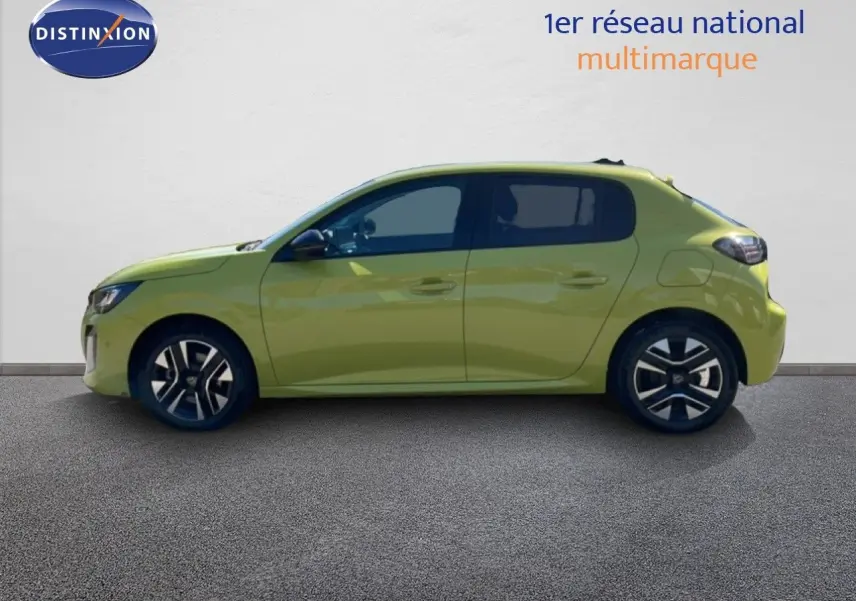 Profil droit d'une Peugeot 208 hybride jaune Agueda métal 2026 avec jantes alliage et vitres teintées.