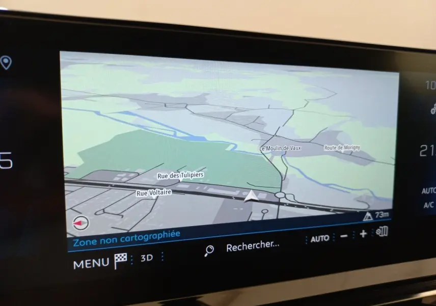Écran tactile de navigation 10 pouces du Peugeot 5008 gris foncé, affichage carte en mode 3D.